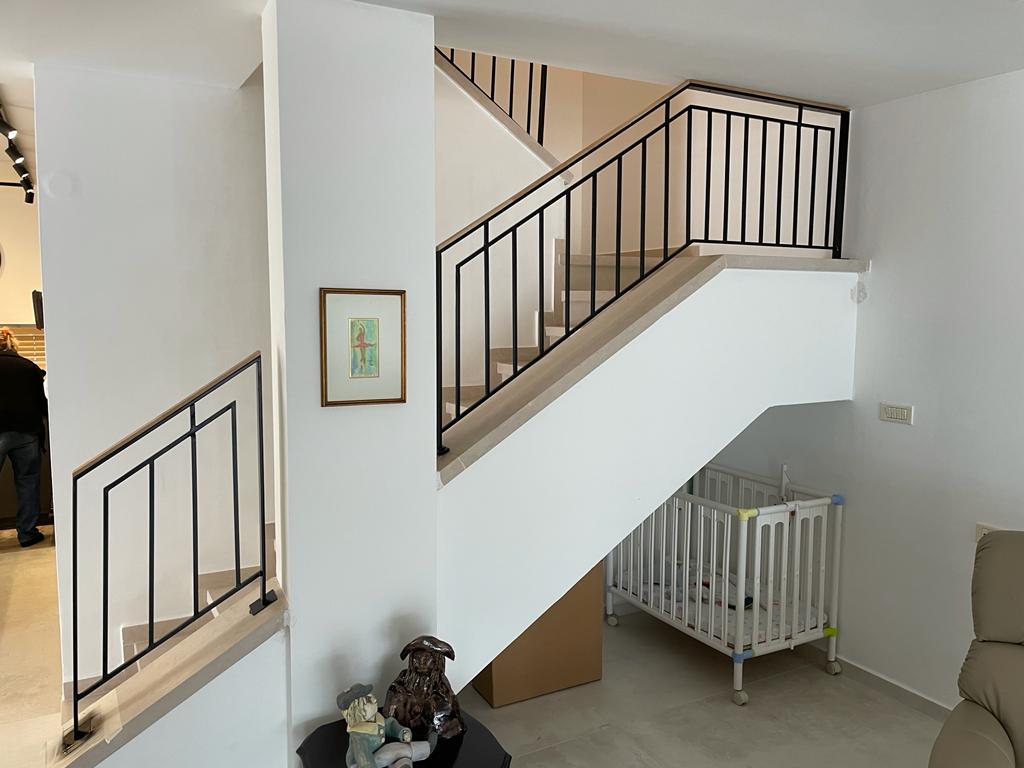 מעקה בשילוב עץ וברזל